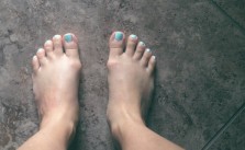 Am conscious of my wide (& slightly mangled) feet, but sharing for @toms one day #withoutshoes
