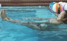 I got to do 100's… In the pool. With a bottle of beer nearby. ROFL thanks for taking this pic @amandadrifts #pilates #flabbyabs
