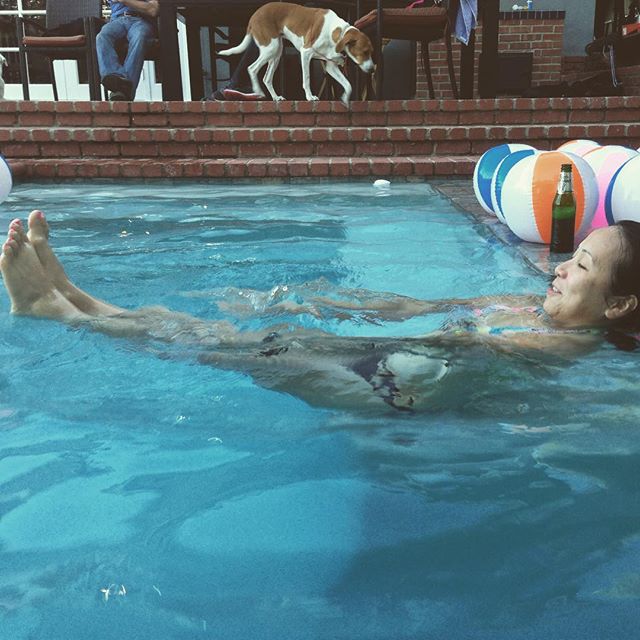 I got to do 100's... In the pool. With a bottle of beer nearby. ROFL thanks for taking this pic @amandadrifts #pilates #flabbyabs