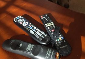 Remote 0 – 3 Kingston. At least 2 out of 3 (including the replacement) still work! +_+ #weimaraner #dogsofinsta #dogaunt [instagram]