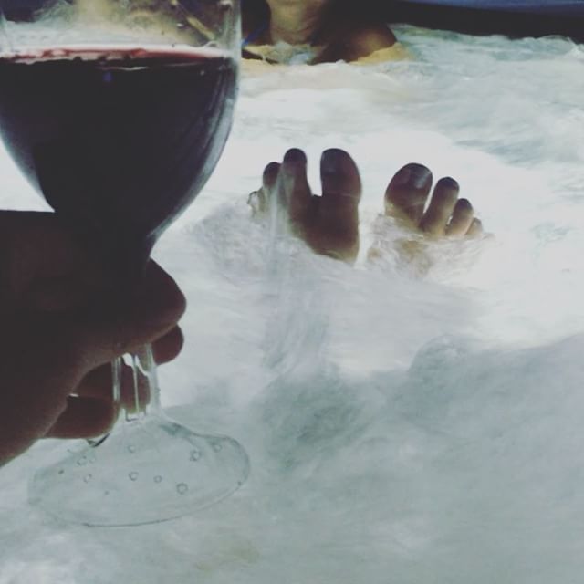 Happy birfday, America! 🏽😎#bubbles #wine #jacuzzi #4thofjuly [instagram]