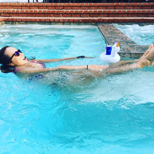 Once a year, I do a set of Pilates 100s. Water Pilates. With beer. lol PC: @amandadrifts #waterpilates #pilates #latergram #fbf #offseasontraining [instagram]