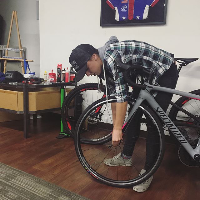 Thanks to @iamspecialized_wmn Ambassador @thisdirtlife and @lasvegas.cyclery for hosting the #limitless bike clinic! Learned a ton and then some (i.e., scraped my knuckles trying to speed change my tire lol) Ta for the wine and cheese @traderjoes [instagram]