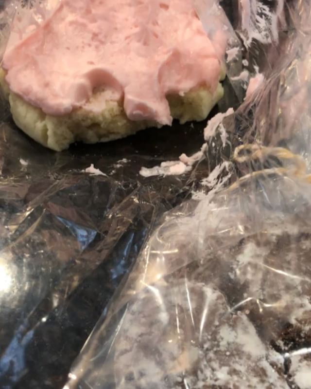 zomg. the cookie is close enough in taste to @swignsweets and it’s in Las vegas!  thank you @spendl0ve for sharing. 🏽 (i should’ve brought a cooler... it melted on my way home. lol) [instagram]